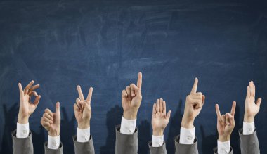 Ellerin jestleri gösterilen