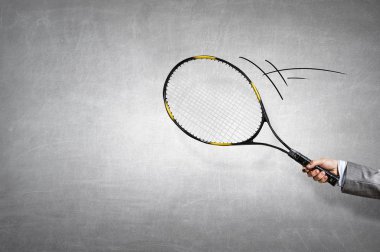 Kişi elinde raket