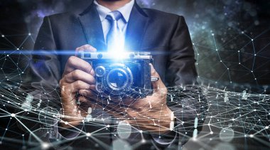 Elinde kamera olan adam