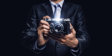 Elinde kamera olan adam