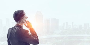 İş adamı cep telefonundan konuşur