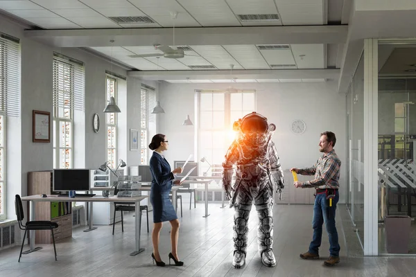 Uzay elbisesi tasarımı bilim adamları. Karışık teknik