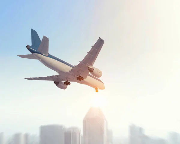 Vliegtuig in de lucht van de dag. Mixed media — Stockfoto