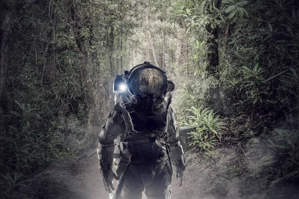Astronaute dans la forêt — Photo