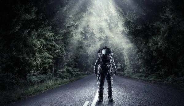 Astronauta en el bosque — Foto de Stock