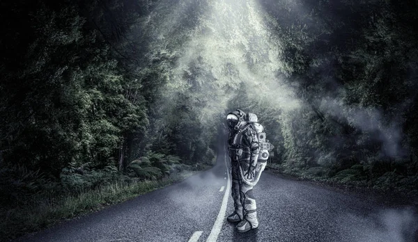 Astronauta w lesie — Zdjęcie stockowe