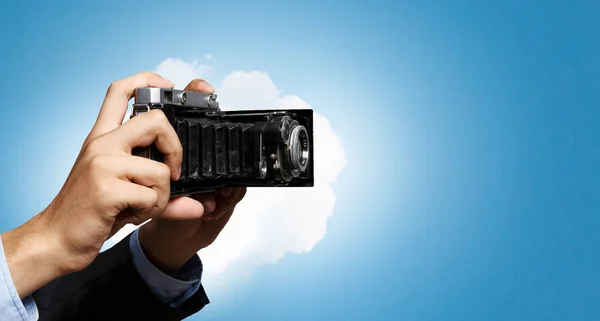 Man met de camera in handen — Stockfoto