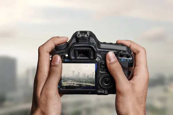 Man with camera in hands — Stock Photo, Image