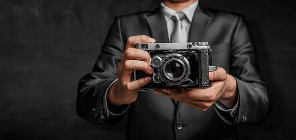 Hombre con cámara en las manos —  Fotos de Stock