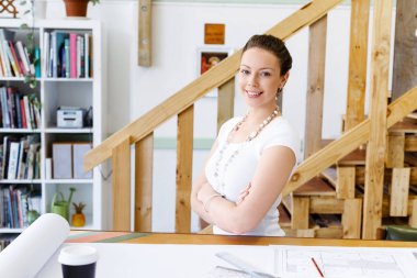 Genç kadın mimar ofis