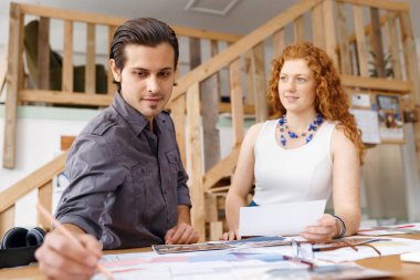 Ofisteki iki genç mimar