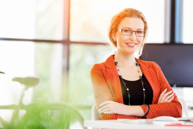 Görevdeki genç bayan.