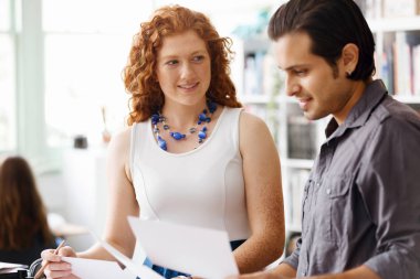 İki genç insan Office