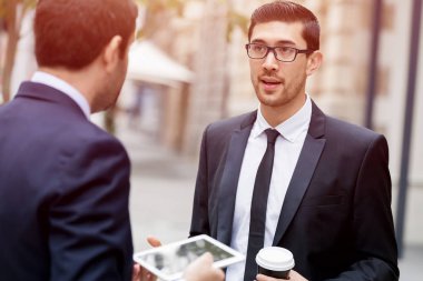 Açık havada konuşurken iki iş adamları