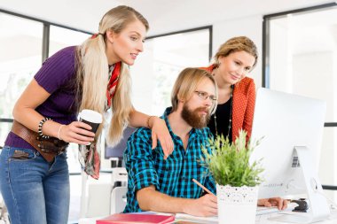 Genç Ofis çalışanları tartışıyor