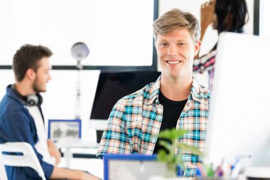 Genç adam ofiste çalışıyor.