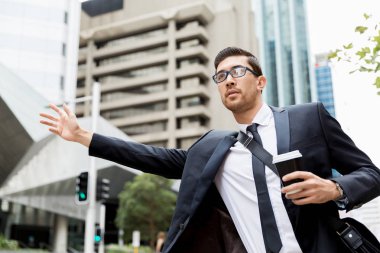 Genç işadamı için bir taksi yağıyor