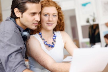 Ofiste iki genç tasarımcılar