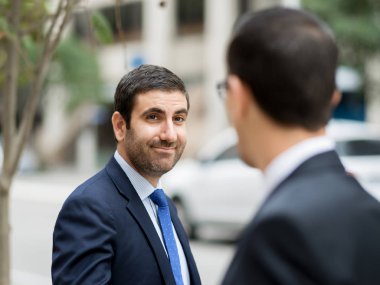 Açık havada konuşurken iki iş adamları