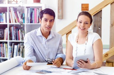 Ofisteki iki genç mimar