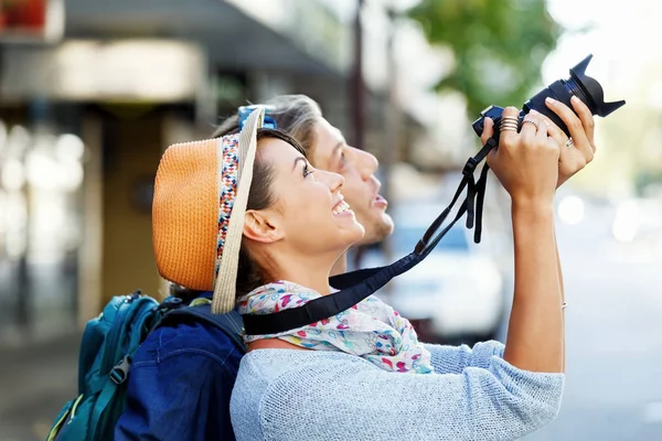 Sorrindo casal com a câmera — Fotografia de Stock