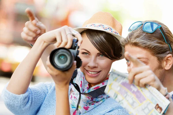 Coppia sorridente con la fotocamera — Foto Stock