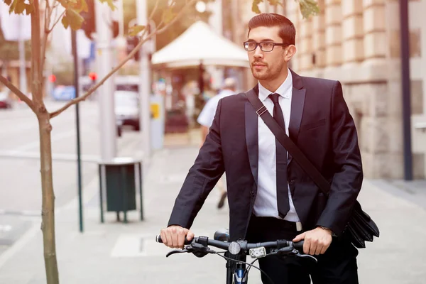 Jonge zakenmensen met een fiets — Stockfoto