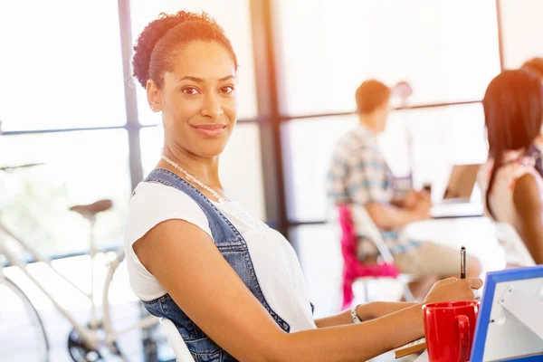 Portrait of smiling afro-american office worker sitting in offfice — Stock Photo, Image