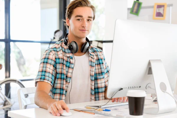 Junger Mann arbeitet im Büro — Stockfoto