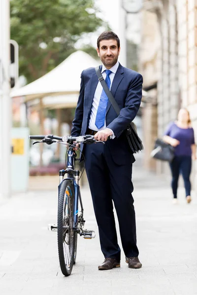 Jonge zakenmensen met een fiets — Stockfoto