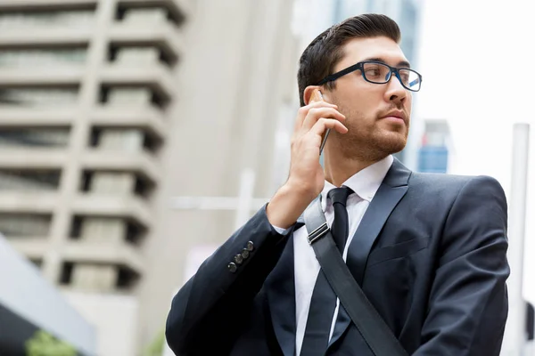 Retrato de hombre de negocios guapo Al aire libre —  Fotos de Stock