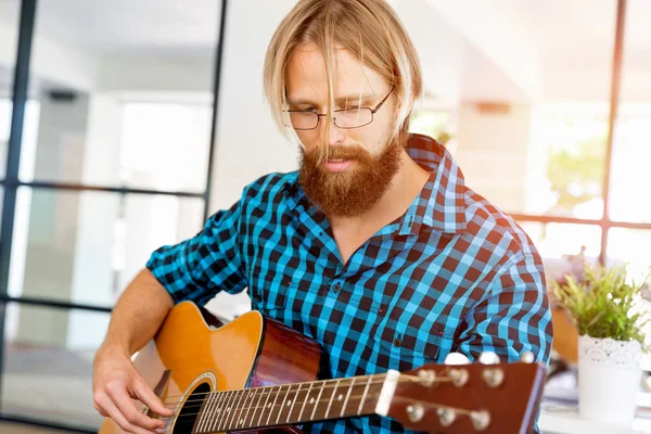 Homem tocando guitarra no escritório — Fotografia de Stock