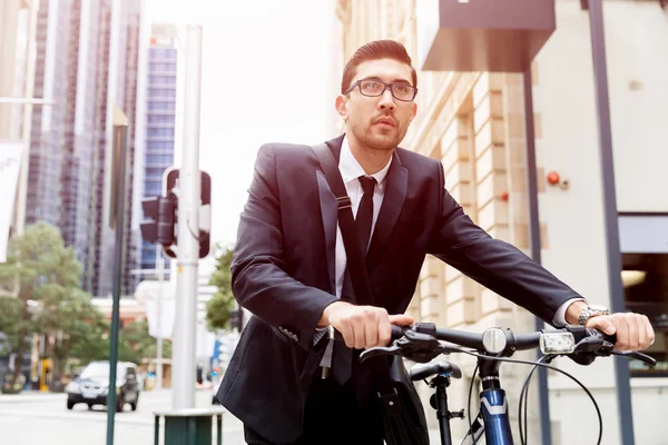 Jóvenes empresarios con una bicicleta — Foto de Stock