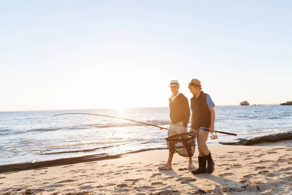 Senior homme pêche avec son petit-fils — Photo