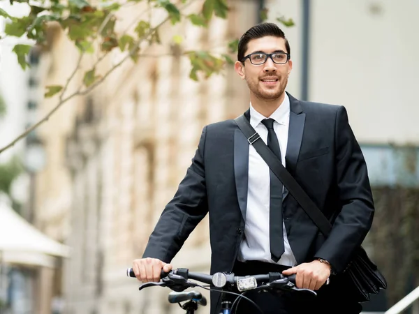 Jonge zakenmensen met een fiets — Stockfoto