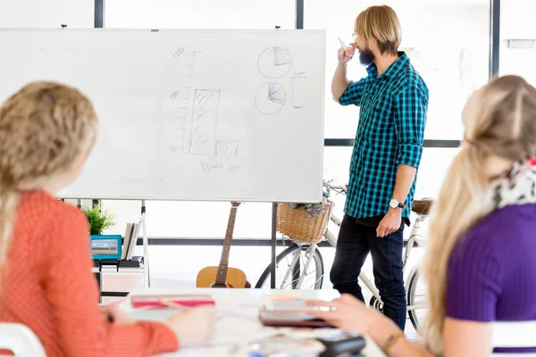 Gelegenheitsunternehmer bei einem Vortrag im Büro — Stockfoto