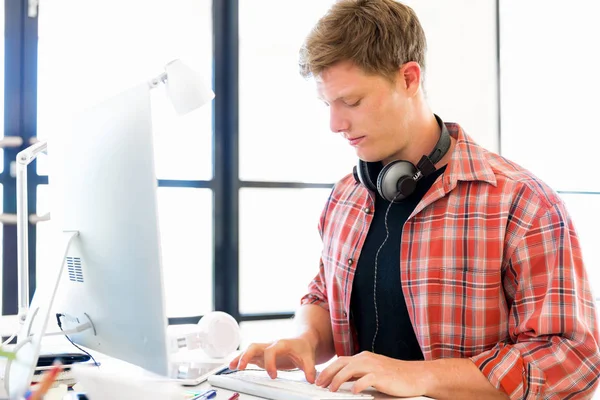 Junger Mann arbeitet im Büro — Stockfoto