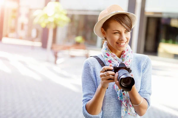 Nyári szabadtéri mosolyogva életmód csinos, fiatal nő portréja, kamera — Stock Fotó