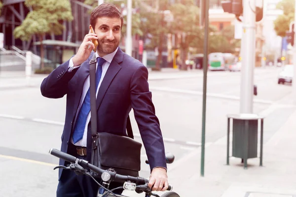 Jóvenes empresarios con una bicicleta — Foto de Stock