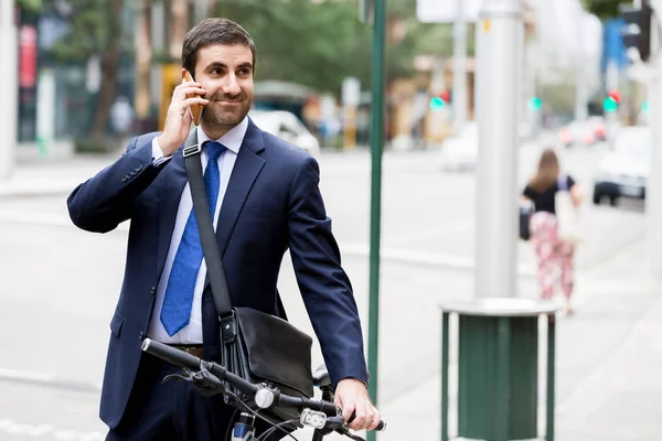 Jóvenes empresarios con una bicicleta — Foto de Stock