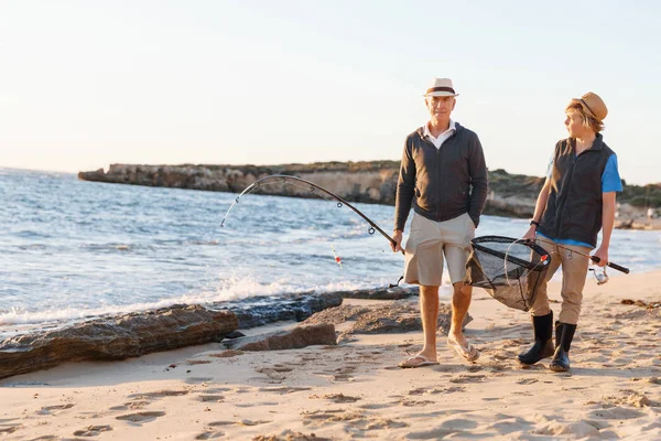 Senior homme pêche avec son petit-fils — Photo