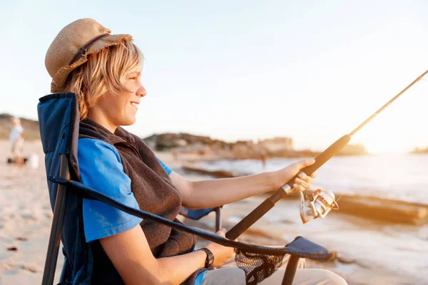 Adolescente menino pesca no mar — Fotografia de Stock