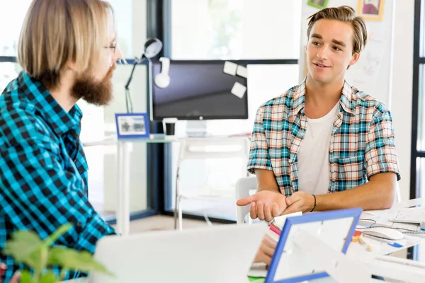 Zwei Büroangestellte am Schreibtisch — Stockfoto