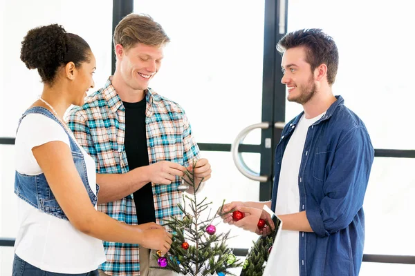 Jeunes employés de bureau discutant — Photo