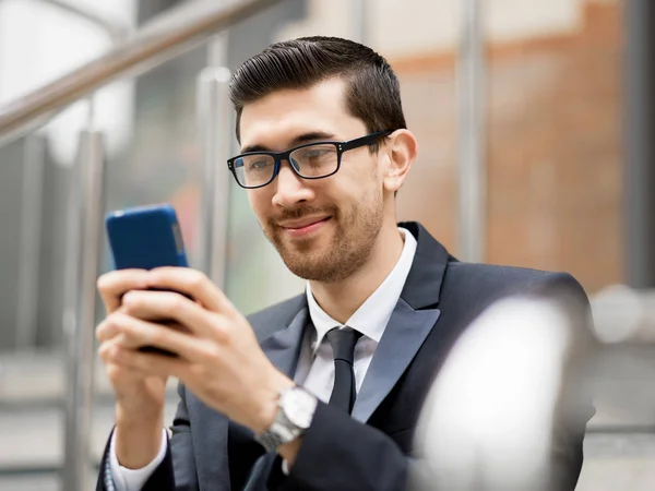 Porträtt av stilig affärsman utomhus — Stockfoto