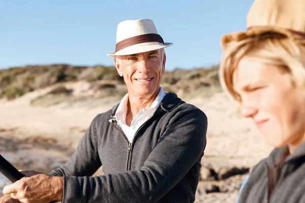 Senior man vissen met zijn kleinzoon — Stockfoto