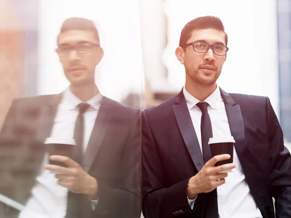 Retrato de homem de negócios bonito Ao ar livre — Fotografia de Stock