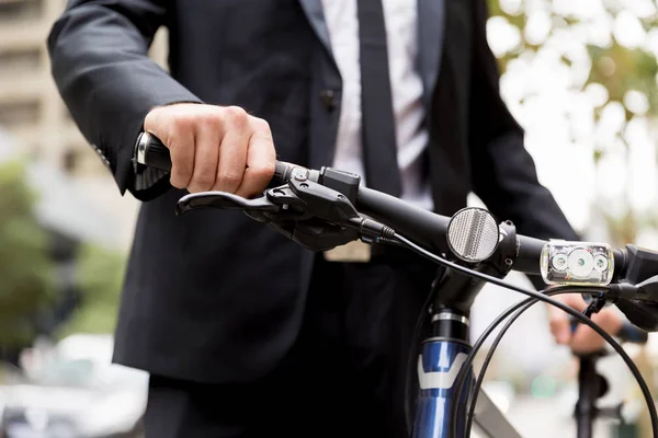 Jonge zakenman met fiets — Stockfoto