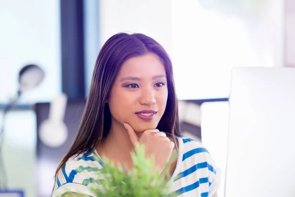 Jonge vrouw in functie — Stockfoto