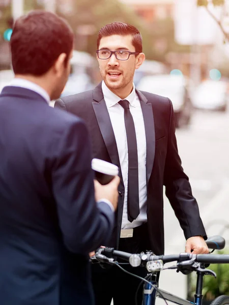 Jóvenes empresarios con una bicicleta — Foto de Stock